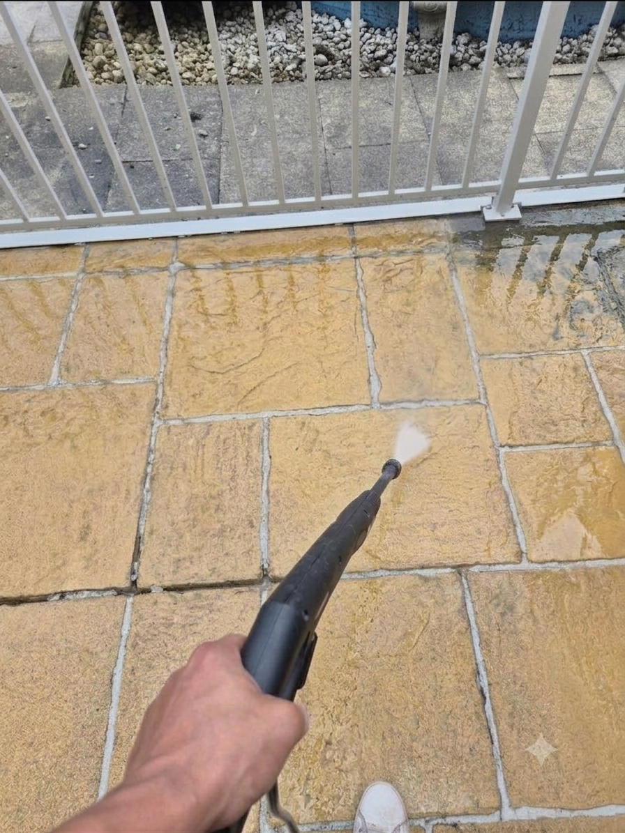 Terrasse wird mit dem Hochdruckreiniger von Moos und Schmutz befreit