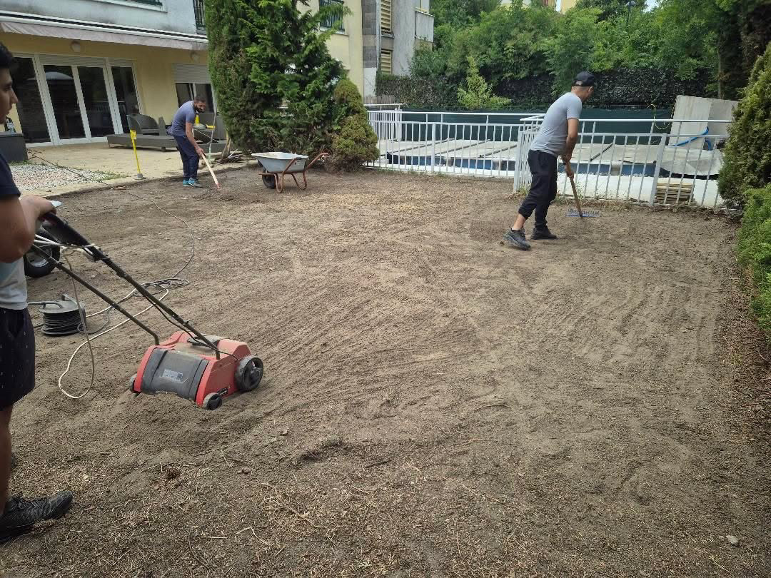 Unser Team bei der Rasenvorbereitung im Garten eines Wohnhauses